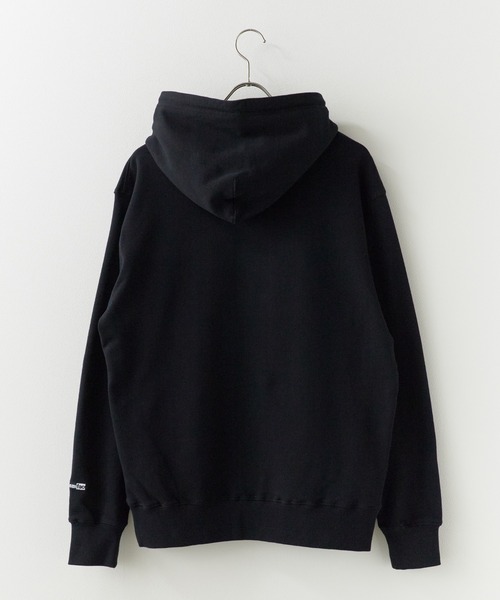 FACETASM（ファセッタズム）の「FACETASM/ファセッタズム × NEW ERA/ニューエラ LOGO Hoodie コラボロゴ カンガルーポケット プルオーバーパーカー 2026年春夏（パーカー・メンズ・ブラック・S/M/L/XL）」の15枚目の写真