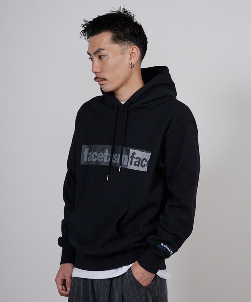 FACETASM（ファセッタズム）の「FACETASM/ファセッタズム × NEW ERA/ニューエラ LOGO Hoodie コラボロゴ カンガルーポケット プルオーバーパーカー 2026年春夏（パーカー・メンズ・ブラック・S/M/L/XL）」の3枚目の写真