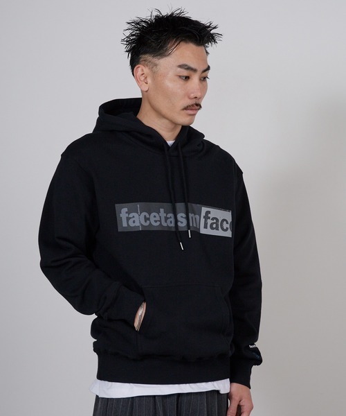 FACETASM（ファセッタズム）の「FACETASM/ファセッタズム × NEW ERA/ニューエラ LOGO Hoodie コラボロゴ カンガルーポケット プルオーバーパーカー 2026年春夏（パーカー・メンズ・ブラック・S/M/L/XL）」の4枚目の写真