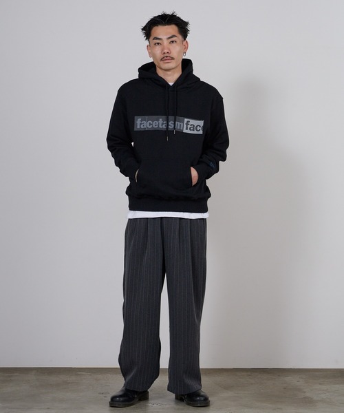 FACETASM（ファセッタズム）の「FACETASM/ファセッタズム × NEW ERA/ニューエラ LOGO Hoodie コラボロゴ カンガルーポケット プルオーバーパーカー 2026年春夏（パーカー・メンズ・ブラック・S/M/L/XL）」の5枚目の写真