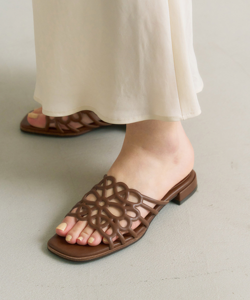 LE TALON(ルタロン)の「フラワーカットワークミュールサンダル(サンダル・レディース・アイボリー/ブラウン/ピンク・X-SMALL/SMALL/MEDIUM/LARGE/X-LARGE)」の2枚目の写真