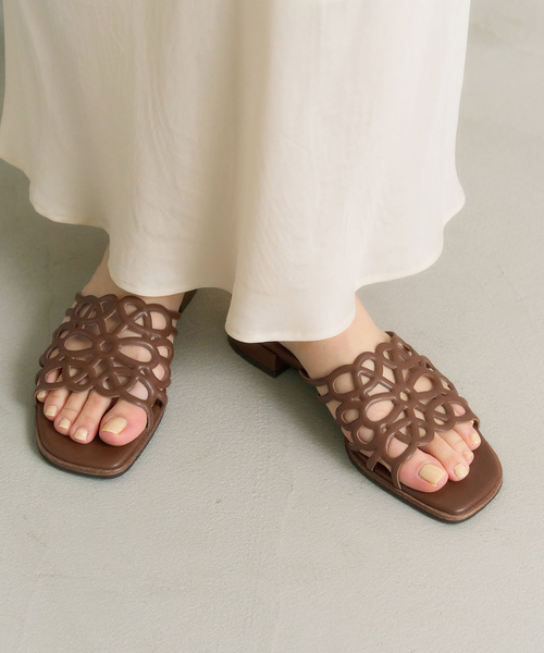 LE TALON(ルタロン)の「フラワーカットワークミュールサンダル(サンダル・レディース・アイボリー/ブラウン/ピンク・X-SMALL/SMALL/MEDIUM/LARGE/X-LARGE)」の4枚目の写真
