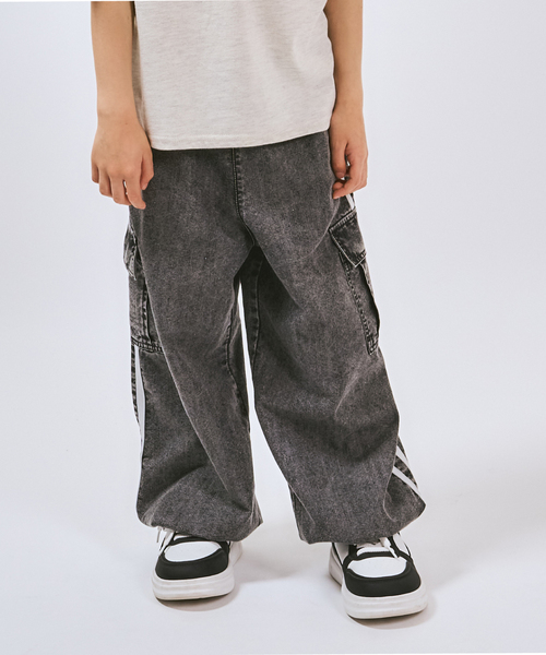minimal（ミニマル）の「【裾ゴム仕様】ライン入りデニムカーゴパンツ（その他パンツ・キッズ・ブラック/ブルー・120cm/110cm/100cm/140cm/130cm）」の2枚目の写真