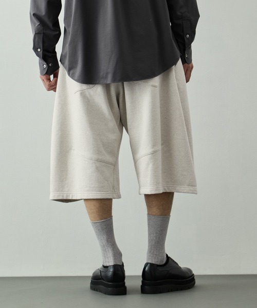 KHOKI(コッキ)の「【KHOKI/コッキ】Pleated Balloon Sweat Shorts(スウェットパンツ・メンズ・オフホワイト・2)」の2枚目の写真