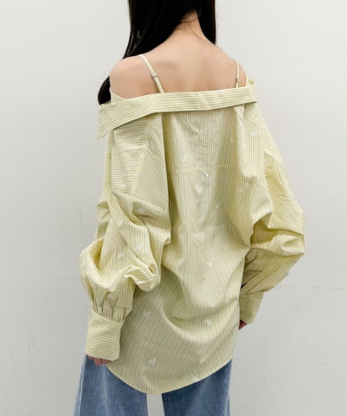 archives(アルシーヴ)の「花柄刺繍ストライプ2wayオフショルシャツ(シャツ/ブラウス・レディース・ブルー/ベージュ/イエロー・MEDIUM)」の6枚目の写真