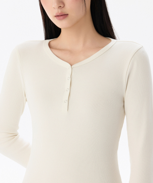 MUSINSA STANDARD WOMAN（ムシンサスタンダードウーマン）の「ウィメンズリブドワイネック長袖ミニドレス[クリーム]（ワンピース・レディース・その他・X-SMALL/SMALL/MEDIUM/LARGE）」の4枚目の写真
