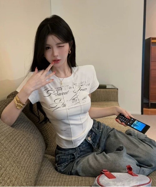 lilful(リルフル)の「【26年春夏新作】アウトシームデザイン スクリプトロゴ コンパクトTシャツ(Tシャツ/カットソー・レディース・ホワイト/ブラック/グレー/モカ・F)」の7枚目の写真