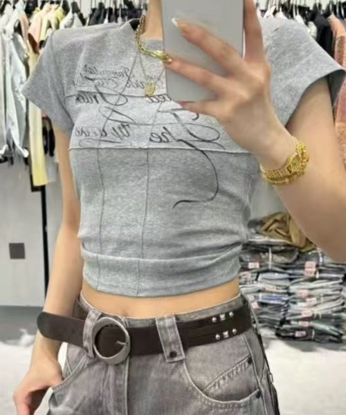 lilful(リルフル)の「【26年春夏新作】アウトシームデザイン スクリプトロゴ コンパクトTシャツ(Tシャツ/カットソー・レディース・ホワイト/ブラック/グレー/モカ・F)」の15枚目の写真