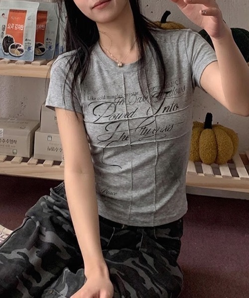 lilful(リルフル)の「【26年春夏新作】アウトシームデザイン スクリプトロゴ コンパクトTシャツ(Tシャツ/カットソー・レディース・ホワイト/ブラック/グレー/モカ・F)」の20枚目の写真