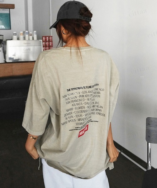 Dalfwin(ダールフィン)の「韓国ファッション SEATTLE英字バックプリント半袖Tシャツ(Tシャツ/カットソー・レディース・ベージュ/ホワイト/チャコールグレー/グレー・FREE)」の2枚目の写真