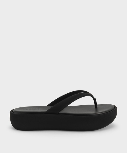 CHARLES & KEITH(チャールズ & キース)の「サテン トング フラットフォーム サンダル(サンダル・レディース・アイボリー/ブラック系その他2・22.5cm/23cm/23.5cm/24.5cm/25cm/25.5cm)」の1枚目の写真