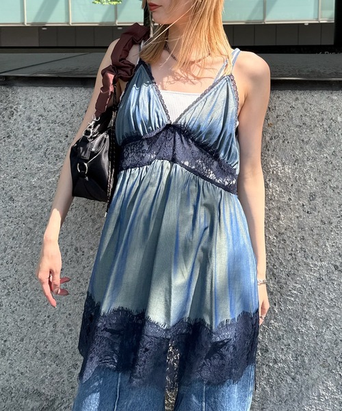 Ameri(アメリ)の「MEDI DENIM TOUCH LACE MIX TUNIC CAMISOLE(キャミソール・レディース・ホワイト/ネイビー/ブラック・FREE)」の3枚目の写真