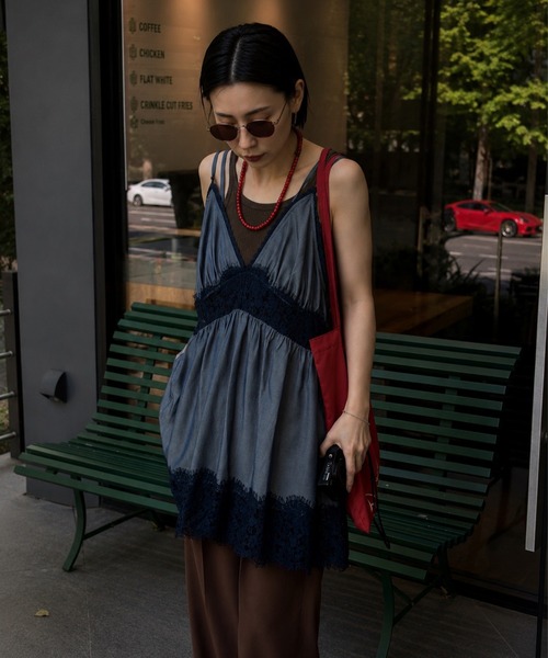 Ameri(アメリ)の「MEDI DENIM TOUCH LACE MIX TUNIC CAMISOLE(キャミソール・レディース・ホワイト/ネイビー/ブラック・FREE)」の6枚目の写真