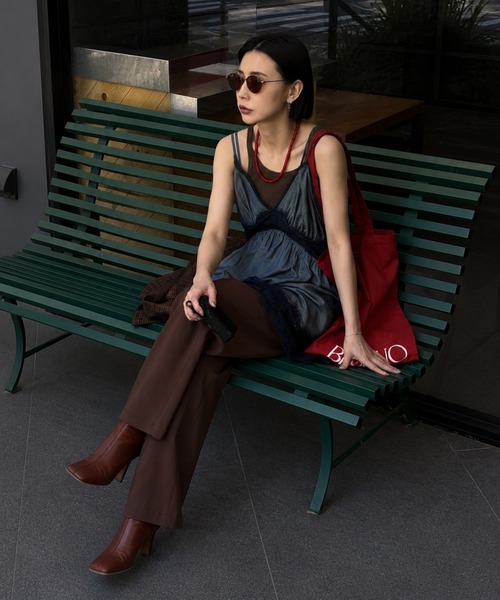 Ameri(アメリ)の「MEDI DENIM TOUCH LACE MIX TUNIC CAMISOLE(キャミソール・レディース・ホワイト/ネイビー/ブラック・FREE)」の4枚目の写真