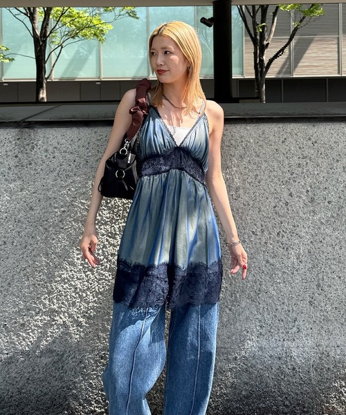 Ameri(アメリ)の「MEDI DENIM TOUCH LACE MIX TUNIC CAMISOLE(キャミソール・レディース・ホワイト/ネイビー/ブラック・FREE)」の11枚目の写真