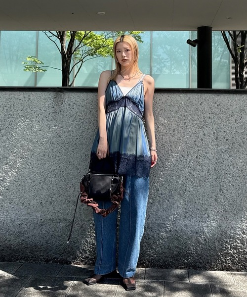 Ameri(アメリ)の「MEDI DENIM TOUCH LACE MIX TUNIC CAMISOLE(キャミソール・レディース・ホワイト/ネイビー/ブラック・FREE)」の14枚目の写真