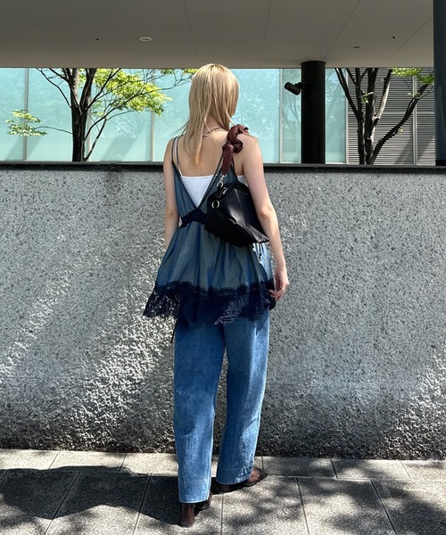 Ameri(アメリ)の「MEDI DENIM TOUCH LACE MIX TUNIC CAMISOLE(キャミソール・レディース・ホワイト/ネイビー/ブラック・FREE)」の13枚目の写真