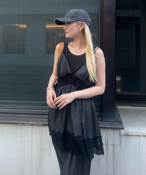 Ameri(アメリ)の「MEDI DENIM TOUCH LACE MIX TUNIC CAMISOLE(キャミソール・レディース・ホワイト/ネイビー/ブラック・FREE)」の19枚目の写真
