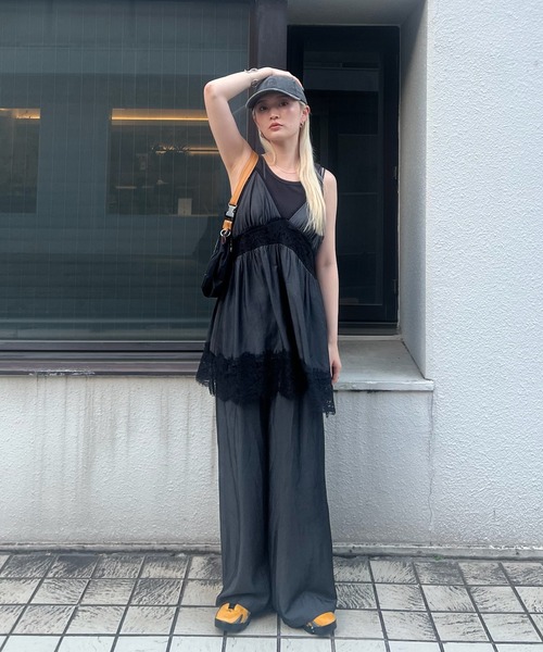Ameri(アメリ)の「MEDI DENIM TOUCH LACE MIX TUNIC CAMISOLE(キャミソール・レディース・ホワイト/ネイビー/ブラック・FREE)」の21枚目の写真