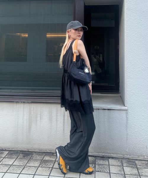 Ameri(アメリ)の「MEDI DENIM TOUCH LACE MIX TUNIC CAMISOLE(キャミソール・レディース・ホワイト/ネイビー/ブラック・FREE)」の22枚目の写真