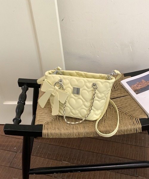 leune(ルネ)の「リボンチャーム付きハートキルティングチェーンショルダートートバッグ(ショルダーバッグ・レディース・ピンク/ブラック/イエロー/オフホワイト・FREE)」の6枚目の写真