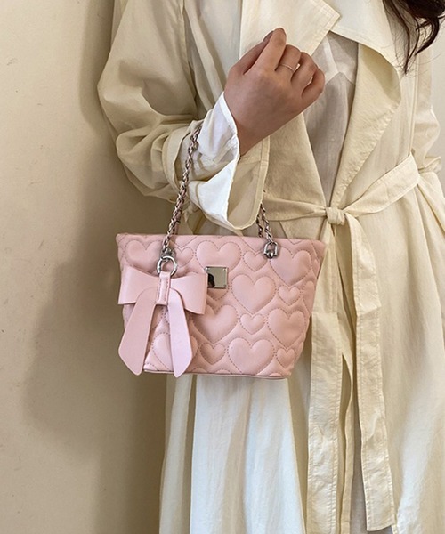 leune(ルネ)の「リボンチャーム付きハートキルティングチェーンショルダートートバッグ(ショルダーバッグ・レディース・ピンク/ブラック/イエロー/オフホワイト・FREE)」の8枚目の写真