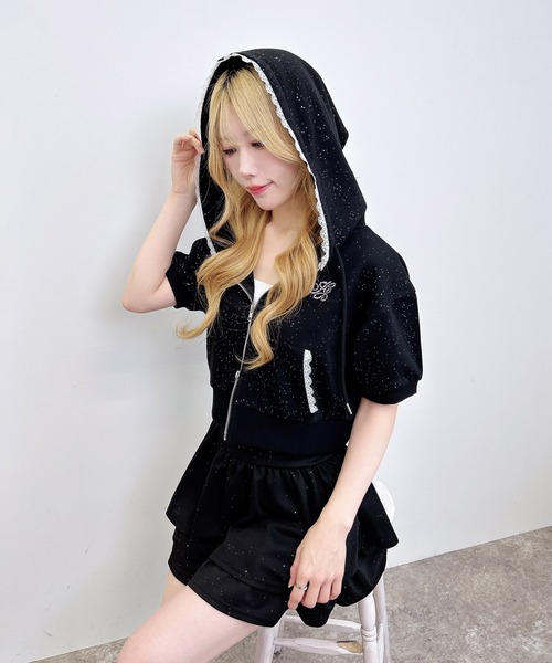 INGNI(イング)の「レース付ラメスウェットショートジップパーカー(パーカー・レディース・ブラック/グレー/ライトピンク・M)」の2枚目の写真