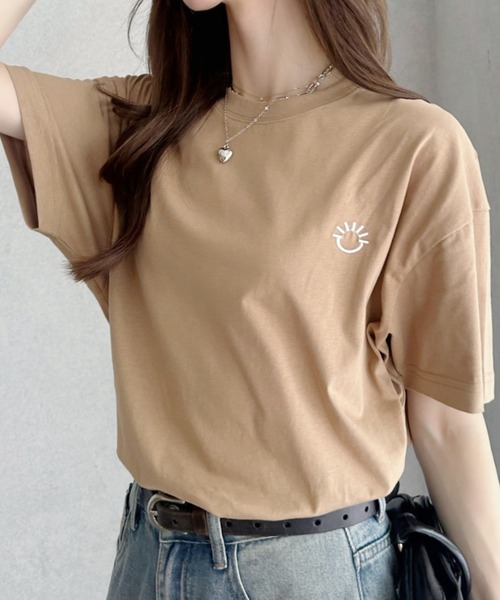 umune(ウムネ)の「Tシャツ 半袖 バックプリント ロゴ刺繍 配色ロゴ オーバーサイズ ビッグシルエット クルーネック カットソー トップス 夏(Tシャツ/カットソー・レディース・オートミール/ネイビー/ベージュ・FREE)」の2枚目の写真