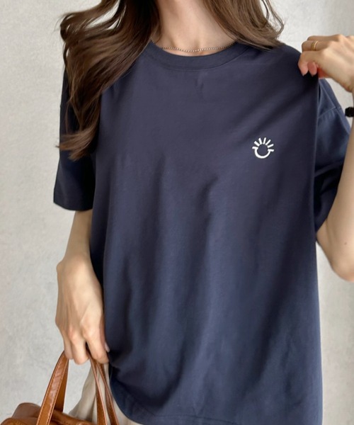 umune(ウムネ)の「Tシャツ 半袖 バックプリント ロゴ刺繍 配色ロゴ オーバーサイズ ビッグシルエット クルーネック カットソー トップス 夏(Tシャツ/カットソー・レディース・オートミール/ネイビー/ベージュ・FREE)」の6枚目の写真
