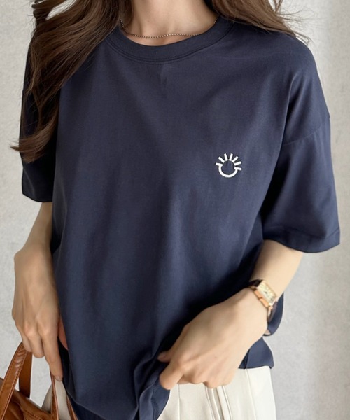 umune(ウムネ)の「Tシャツ 半袖 バックプリント ロゴ刺繍 配色ロゴ オーバーサイズ ビッグシルエット クルーネック カットソー トップス 夏(Tシャツ/カットソー・レディース・オートミール/ネイビー/ベージュ・FREE)」の7枚目の写真