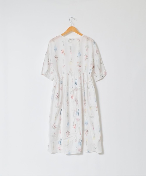 &soiree(アンドソワレ)の「ボタニカルオーバーサイズワンピース(ワンピース・レディース・ホワイト・X-LARGE/LARGE/MEDIUM)」の4枚目の写真