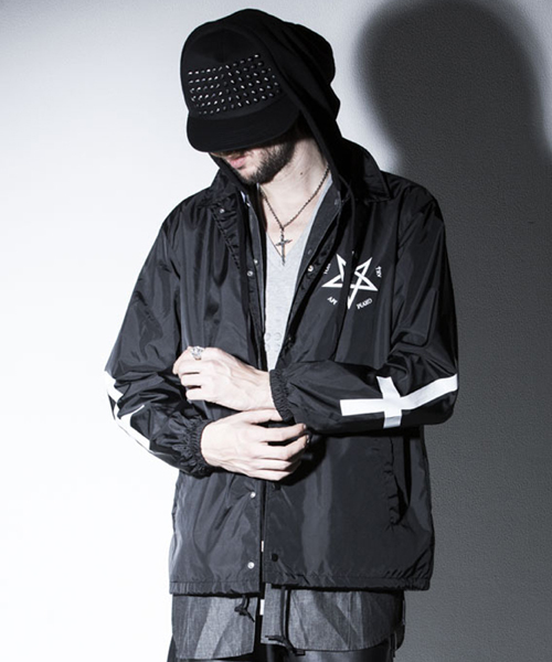 NO ID.(ノーアイディ)の「mj3728-NタフタペンタグラムプリントコーチJKT ジャケット(ナイロンジャケット・メンズ・ブラック/ホワイト・2/1/3)」の2枚目の写真