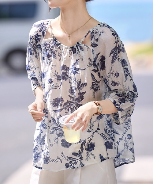 AMAJI(アマジ)の「総柄フラワー リボンタイ 2WAY シャツ(シャツ/ブラウス・レディース・ブルー・MEDIUM/LARGE/X-LARGE)」の2枚目の写真