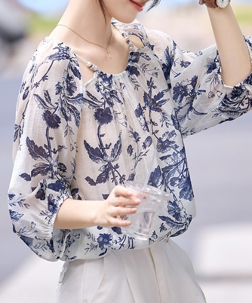 AMAJI(アマジ)の「総柄フラワー リボンタイ 2WAY シャツ(シャツ/ブラウス・レディース・ブルー・MEDIUM/LARGE/X-LARGE)」の4枚目の写真