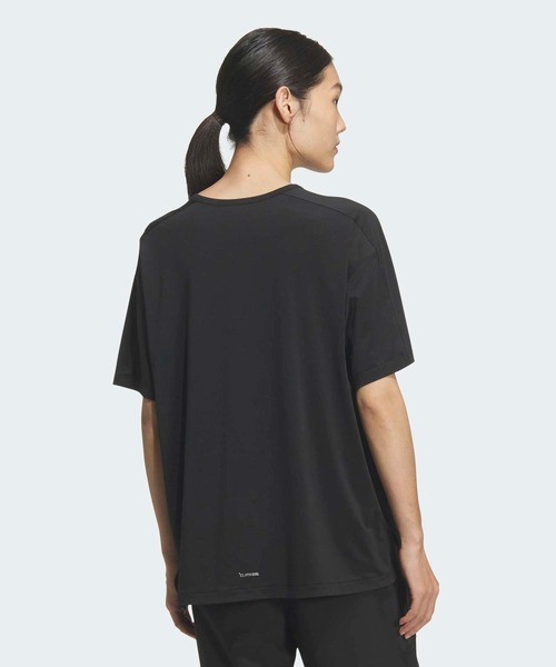 adidas(アディダス)の「トレーニング エッセンシャルズ プラス ルーズフィット ミッドレギュラー レングス 半袖Tシャツ / アディダス adidas(Tシャツ/カットソー・レディース・ブラック・XX-LARGE/LARGE/MEDIUM/X-SMALL/X-LARGE/SMALL)」の2枚目の写真