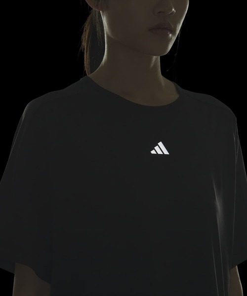 adidas(アディダス)の「トレーニング エッセンシャルズ プラス ルーズフィット ミッドレギュラー レングス 半袖Tシャツ / アディダス adidas(Tシャツ/カットソー・レディース・ブラック・XX-LARGE/LARGE/MEDIUM/X-SMALL/X-LARGE/SMALL)」の4枚目の写真