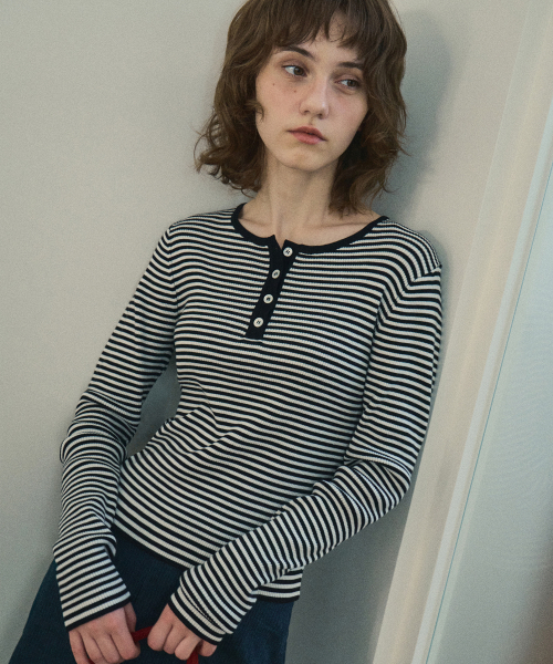 OURNOSTALGIA（アワー ノスタルジア）の「chewy ribbed button stripe knit_Black(OC25-KN02)（ニット/セーター・レディース・ブラック・FREE）」の2枚目の写真