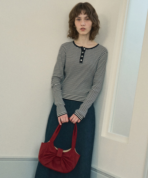 OURNOSTALGIA（アワー ノスタルジア）の「chewy ribbed button stripe knit_Black(OC25-KN02)（ニット/セーター・レディース・ブラック・FREE）」の3枚目の写真