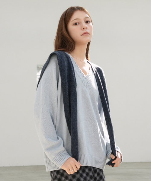 VLETI（ブレッティ）の「[Cotton 100%] Loose-Fit Raglan V-Neck Knit (sky blue)（ニット/セーター・レディース・スカイブルー・FREE）」の2枚目の写真