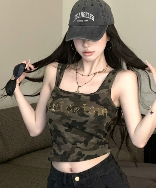 SHEPP(シープ)の「迷彩柄スクエアネック トリプルストラップ タンクトップ キャミソール Y2K(タンクトップ・レディース・カーキ・L/M)」の1枚目の写真
