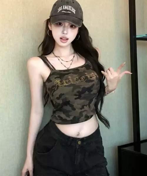 SHEPP(シープ)の「迷彩柄スクエアネック トリプルストラップ タンクトップ キャミソール Y2K(タンクトップ・レディース・カーキ・L/M)」の4枚目の写真