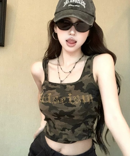 SHEPP(シープ)の「迷彩柄スクエアネック トリプルストラップ タンクトップ キャミソール Y2K(タンクトップ・レディース・カーキ・L/M)」の2枚目の写真