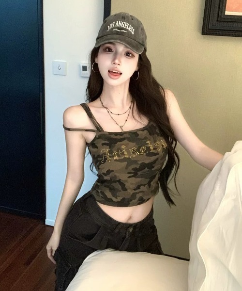 SHEPP(シープ)の「迷彩柄スクエアネック トリプルストラップ タンクトップ キャミソール Y2K(タンクトップ・レディース・カーキ・L/M)」の3枚目の写真