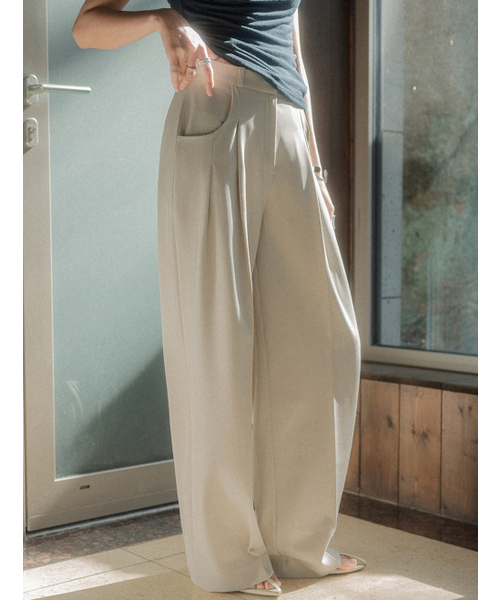 MEMUA(メムア)の「エルボルピンタックワイドスラックス(スラックス・レディース・ベージュ/チャコール/ブラック・SMALL/MEDIUM/LARGE)」の4枚目の写真