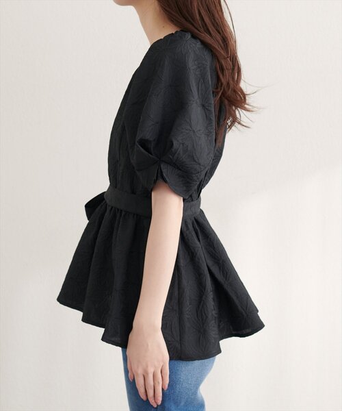 natural couture(ナチュラルクチュール)の「袖タックペプラムブラウス(シャツ/ブラウス・レディース・アイボリー/ブラック/サックスブルー・FREE)」の4枚目の写真