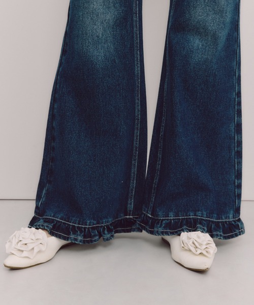 idem(イデム)の「parisienne frill flare denim / 裾フリル美脚デニムパンツ(デニムパンツ・レディース・ネイビー・SMALL/FREE)」の13枚目の写真
