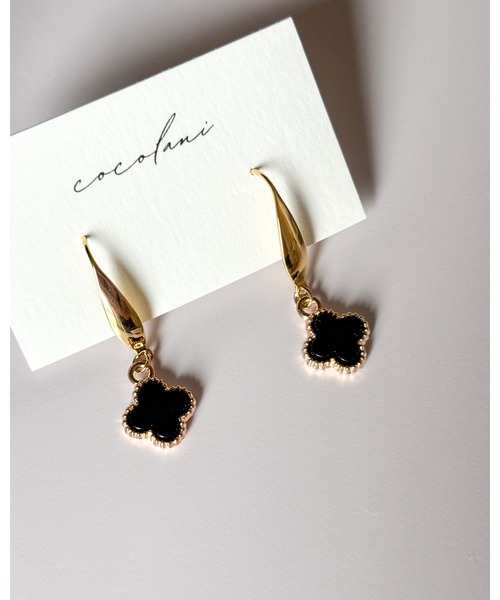 tone（トーン）の「【cocolani】［金属アレルギー対応］揺れる クローバーピアス(MA)（ピアス（両耳用）・レディース・ホワイト/ブラック・FREE）」の2枚目の写真