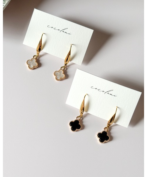 tone（トーン）の「【cocolani】［金属アレルギー対応］揺れる クローバーピアス(MA)（ピアス（両耳用）・レディース・ホワイト/ブラック・FREE）」の3枚目の写真