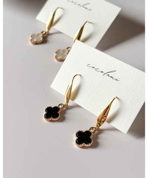 tone（トーン）の「【cocolani】［金属アレルギー対応］揺れる クローバーピアス(MA)（ピアス（両耳用）・レディース・ホワイト/ブラック・FREE）」の4枚目の写真