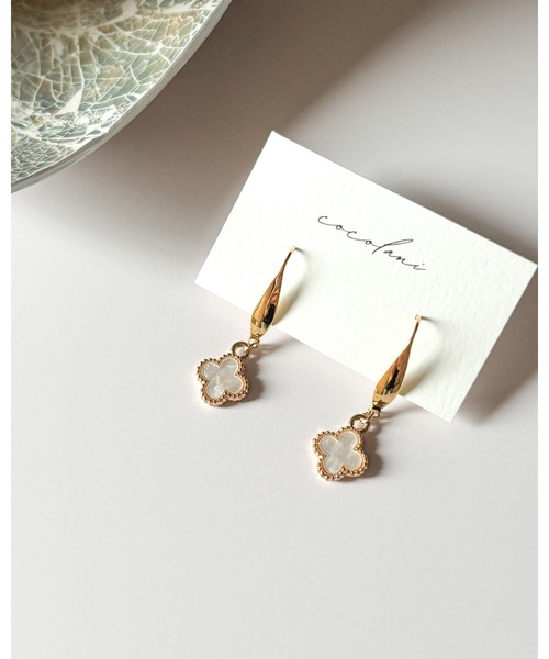 tone（トーン）の「【cocolani】［金属アレルギー対応］揺れる クローバーピアス(MA)（ピアス（両耳用）・レディース・ホワイト/ブラック・FREE）」の7枚目の写真